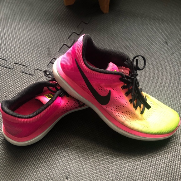 neon pink shoes nike